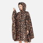Femme portant poncho pluie léopard zippé avec capuche, vue de face