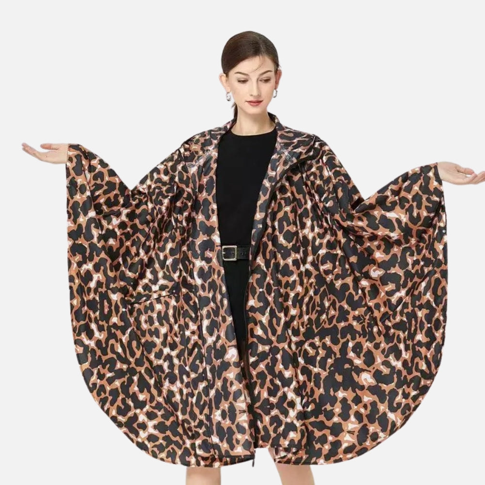 Femme portant poncho pluie léopard marron noir polyester zippé vue de face