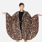 Femme portant poncho pluie léopard marron noir polyester zippé vue de face