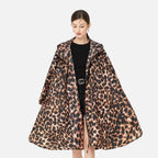 Femme portant poncho pluie léopard marron noir zippé vue de face