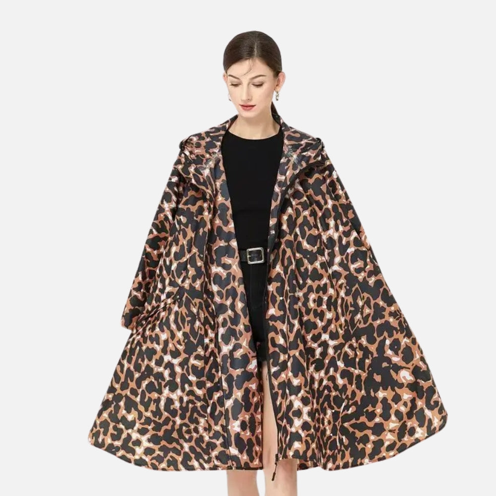 Femme portant poncho pluie léopard marron noir zippé vue de face
