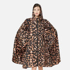Femme portant poncho pluie léopard marron noir capuche zippé vue de face