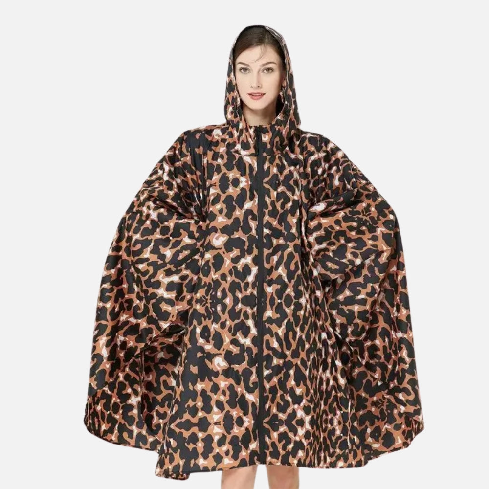 Femme portant poncho pluie léopard marron noir capuche zippé vue de face