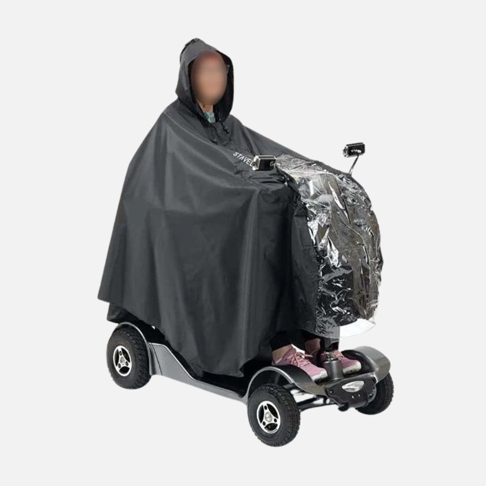 Poncho pluie noir avec capuche et visière transparente porté sur scooter électrique