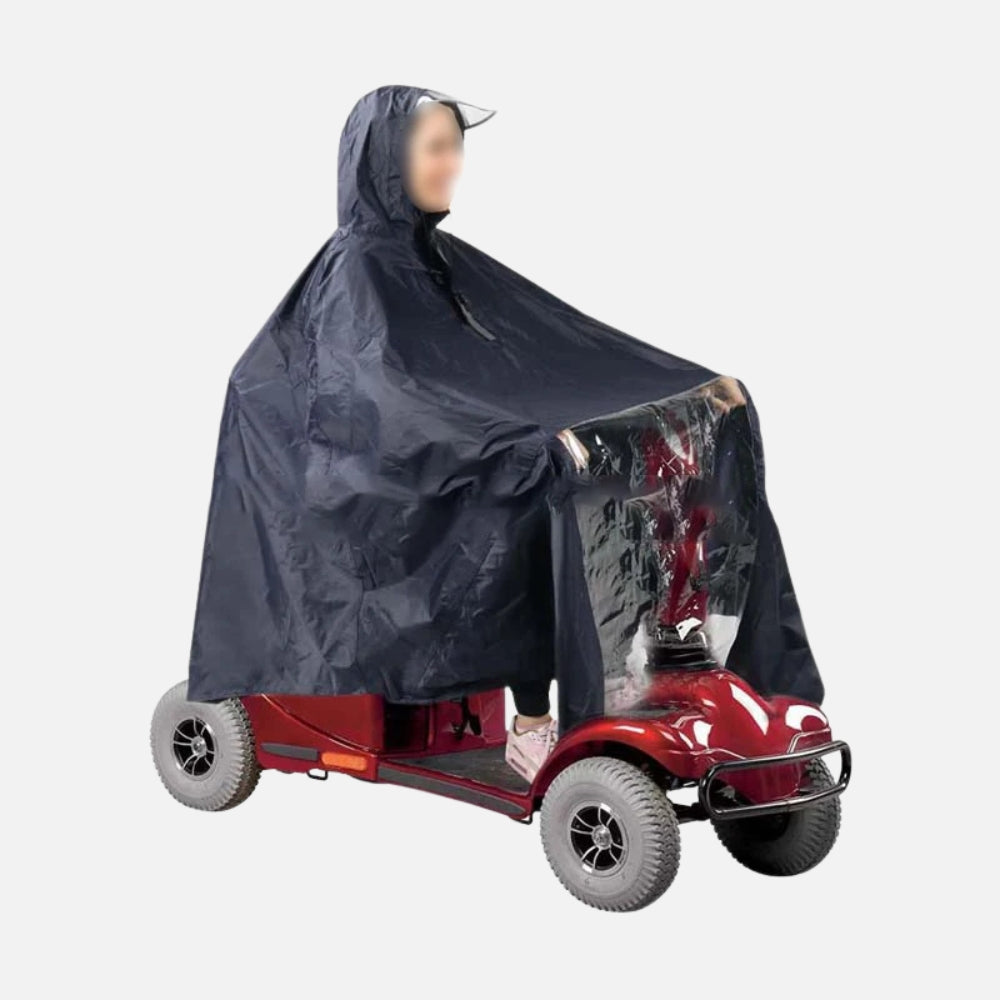 Poncho pluie noir polyester avec capuche et visière transparente porté sur scooter rouge