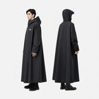 Poncho de pluie noir avec capuche et manches longues, montré de face et de dos sur mannequin