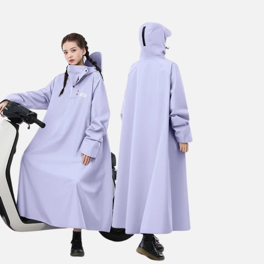 Poncho de pluie lavande avec capuche et manches longues, présenté de face et de dos sur mannequin