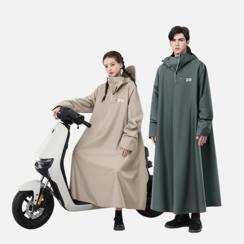 Deux modèles portent des ponchos de pluie colorés beige et vert avec un scooter électrique blanc