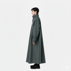 Homme portant poncho de pluie gris-vert avec manches longues et capuche, vue de profil