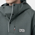 Poncho pluie gris avec capuche porté de face, imperméable polyester avec manches longues et logo dm