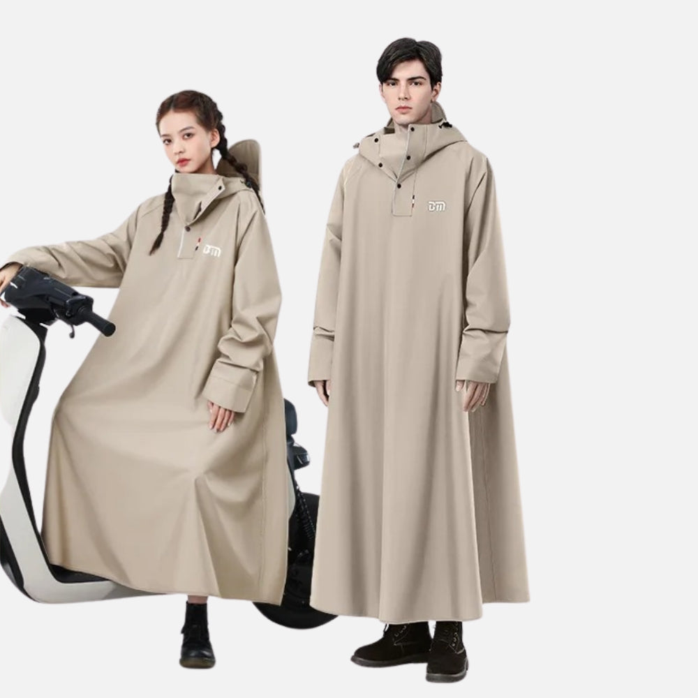 Deux modèles portent un poncho pluie beige avec capuche et manches longues pour scooter et vélo