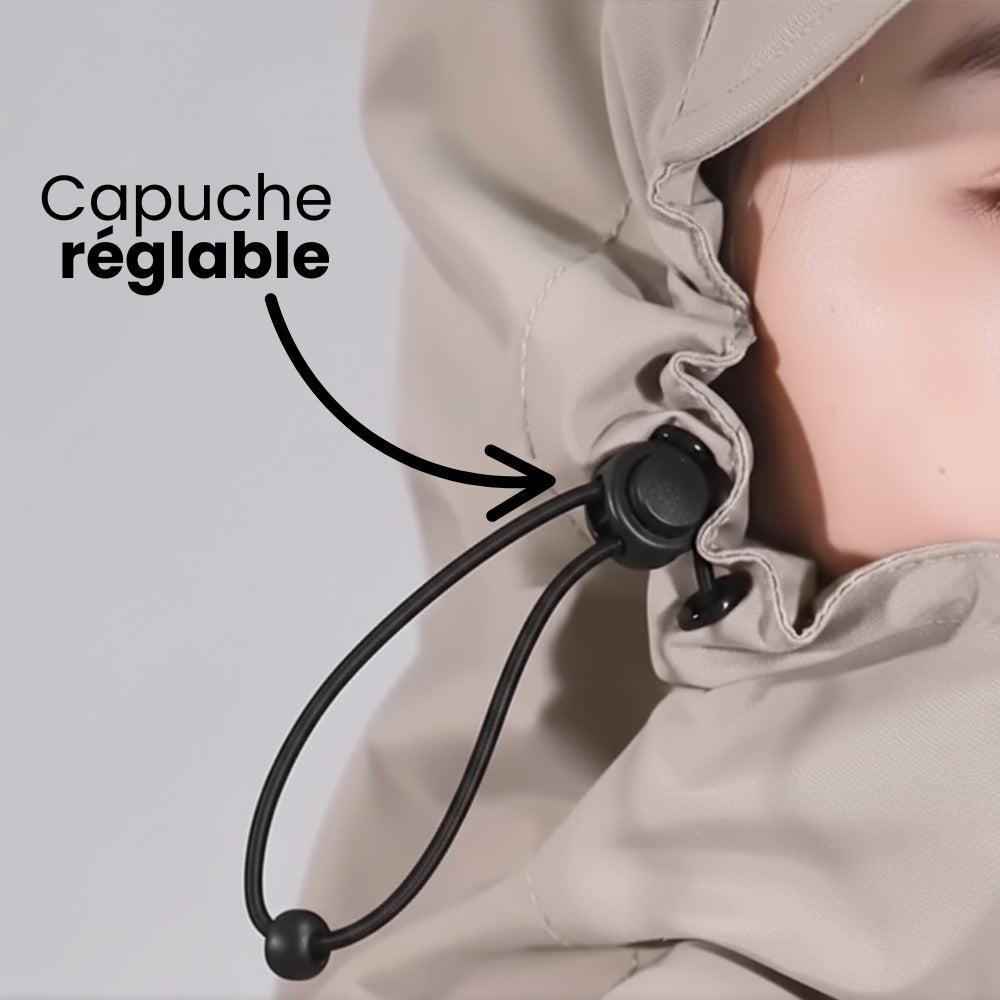 Poncho pluie beige capuche réglable avec cordon, vue détail portée enfant