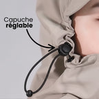 Poncho pluie beige capuche réglable avec cordon, vue détail portée enfant