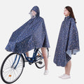 Poncho pluie vélo femme bleu marine à capuche visière et bandes réfléchissantes porté deux vues