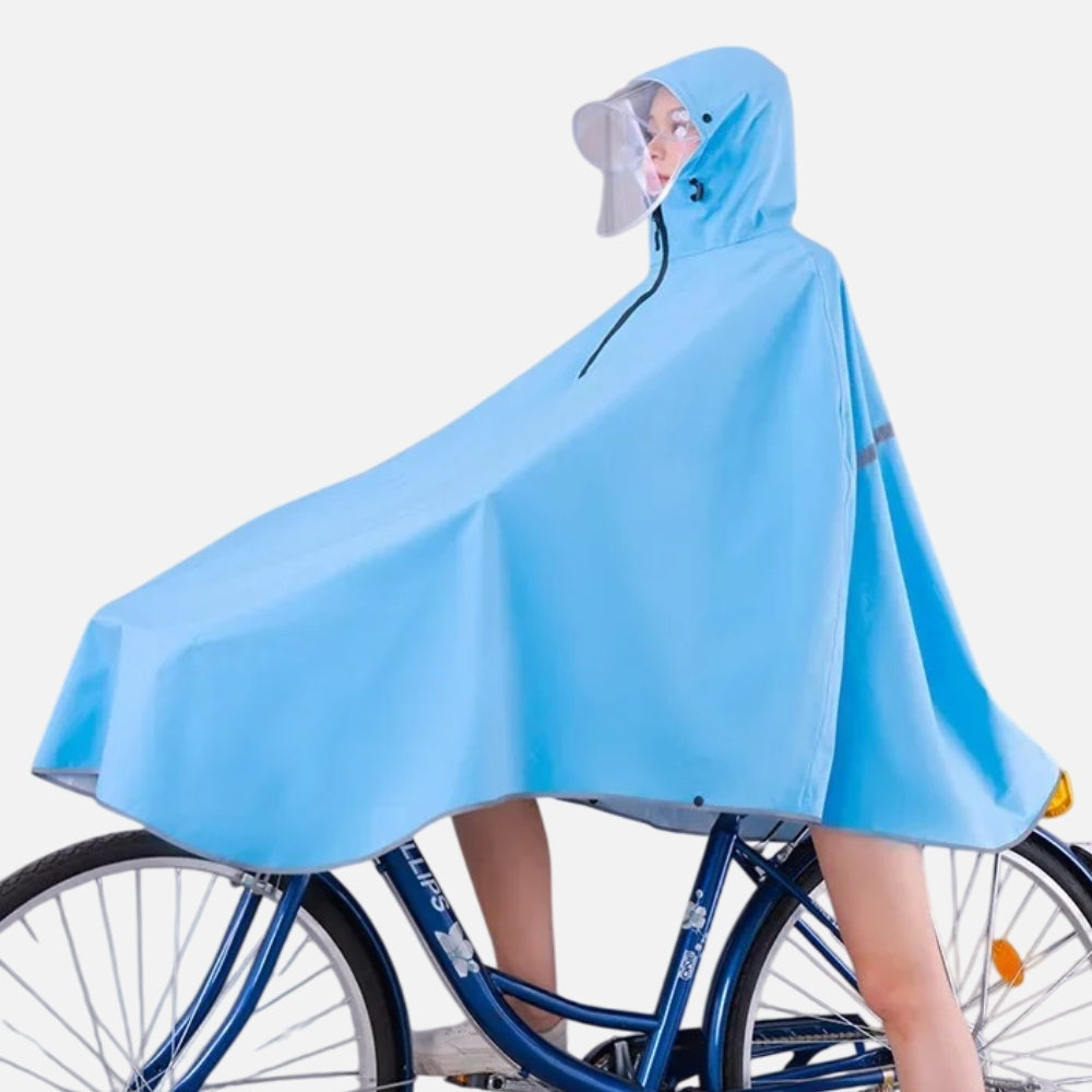 Femme portant poncho pluie bleu vélo avec capuche et visière sur bicyclette
