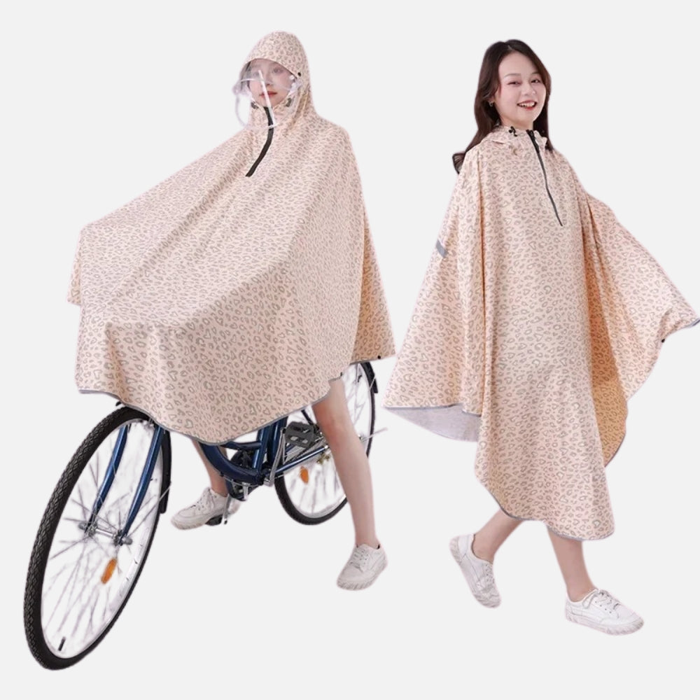 Femme portant poncho pluie léopard beige avec capuche et visière, à vélo et debout