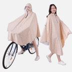 Femme portant poncho pluie léopard beige avec capuche et visière, à vélo et debout