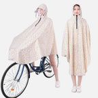 Poncho pluie femme léopard avec capuche visière, porté sur vélo et vue de face