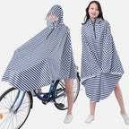 Poncho pluie femme rayé bleu blanc capuche visière porté vélo deux modèles