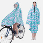 Poncho pluie vélo femme turquoise fleurs roses capuche visière, porté de face et de dos