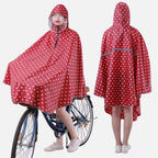 Poncho de pluie rouge à pois blancs avec capuche et visière, porté de face et de dos sur vélo