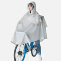 Femme à vélo portant un poncho pluie transparent gris avec capuche et visière réfléchissante