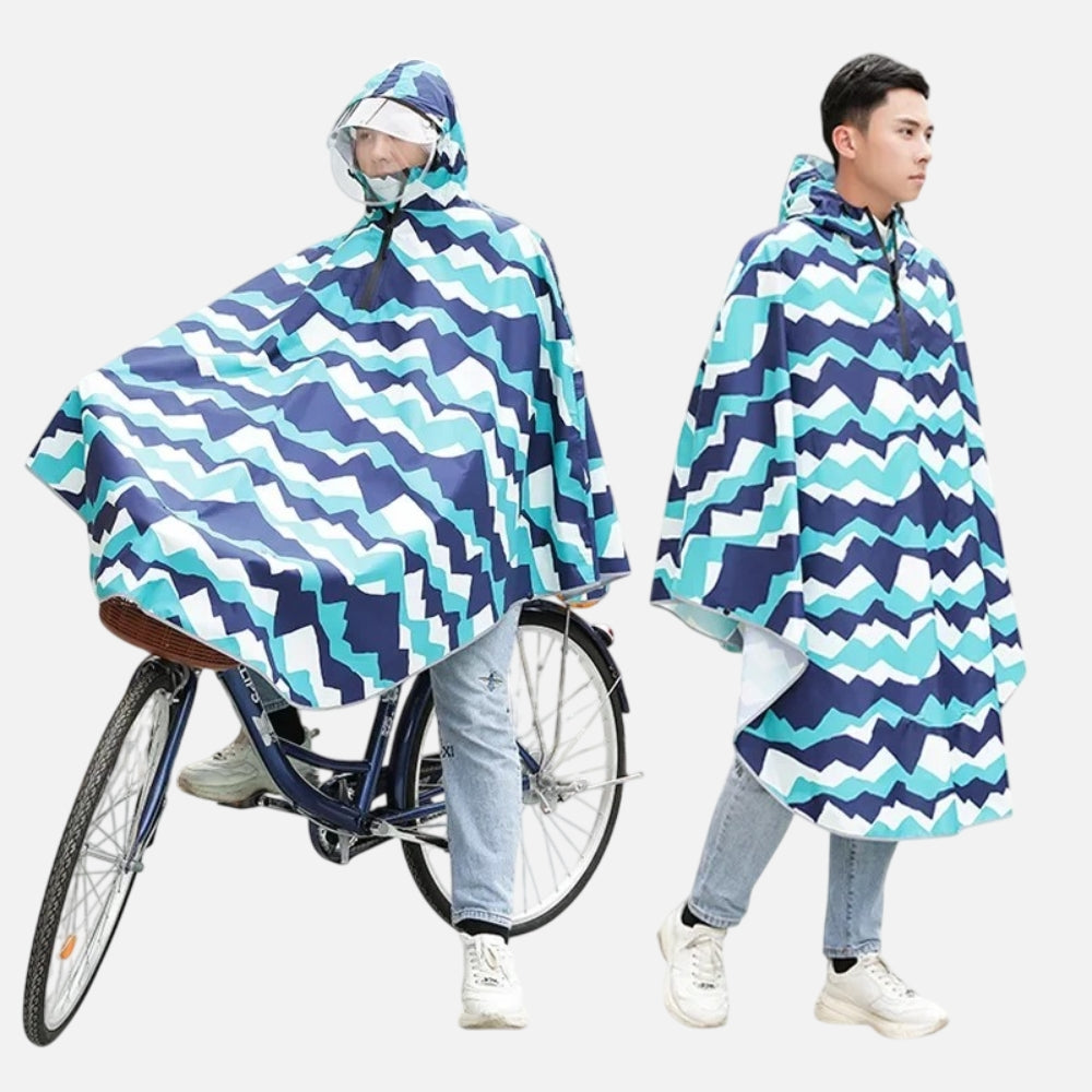 Poncho pluie vélo bleu turquoise avec motifs montagnes, porté par deux modèles avec capuche et visière