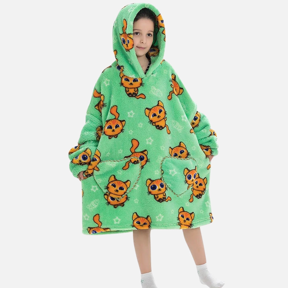Enfant portant un poncho polaire vert capuche avec motif chats roux et poches