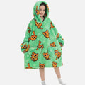Enfant portant un poncho polaire vert capuche avec motif chats roux et poches