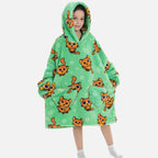 Enfant portant un poncho polaire vert capuche avec motif chats roux et poches