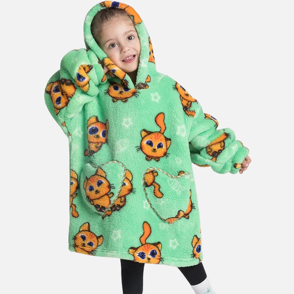 Enfant portant un poncho polaire vert capuche avec motif chats roux et poches