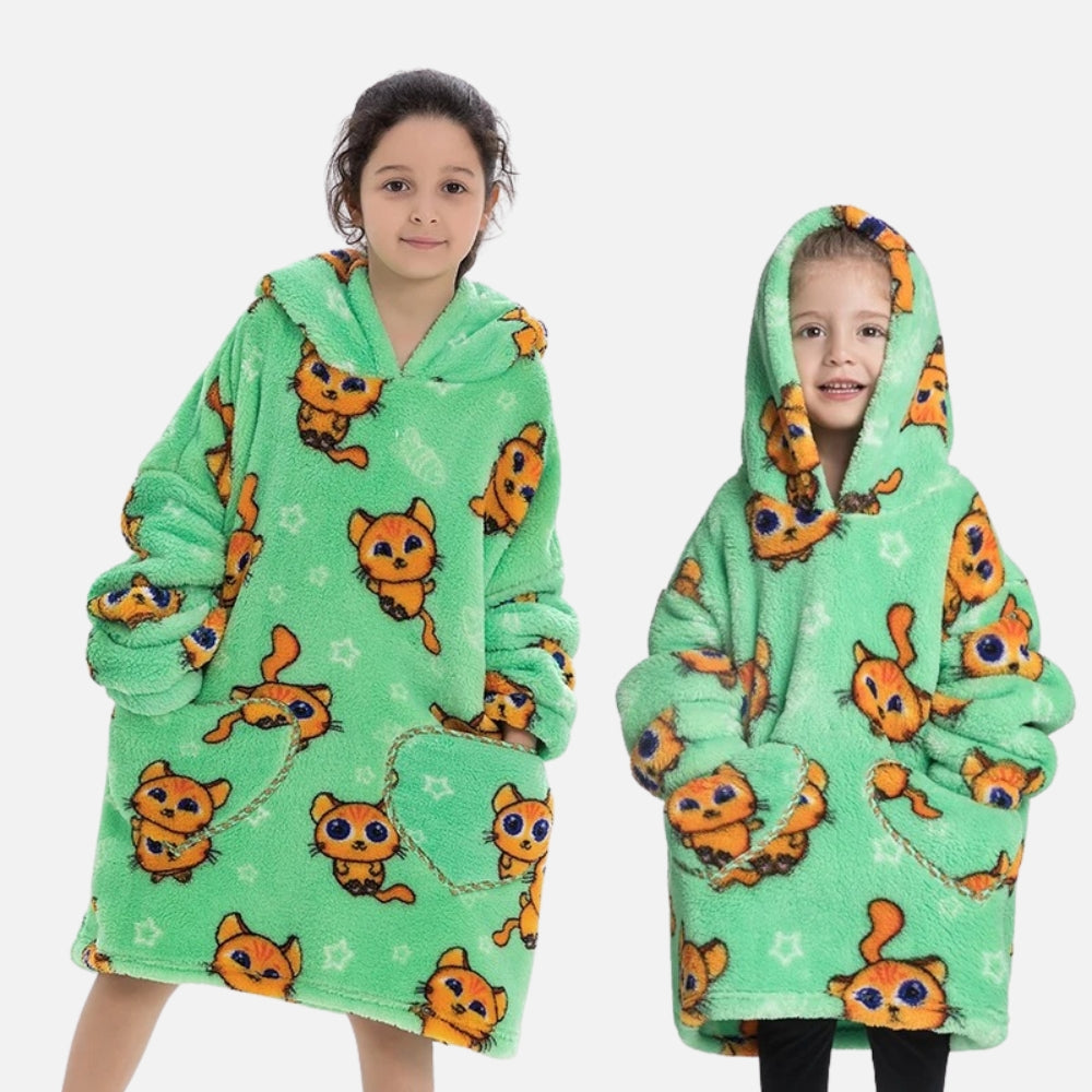 Deux enfants portant un poncho polaire vert capuche motif chats roux avec poches