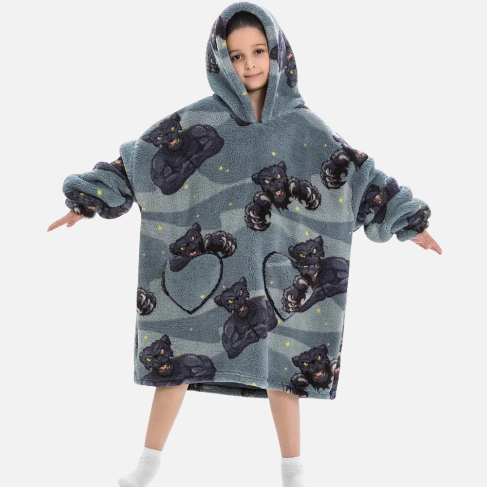 Enfant portant poncho polaire gris capuche motif panthères noires dorées poches