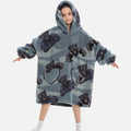 Enfant portant poncho polaire gris capuche motif panthères noires dorées poches