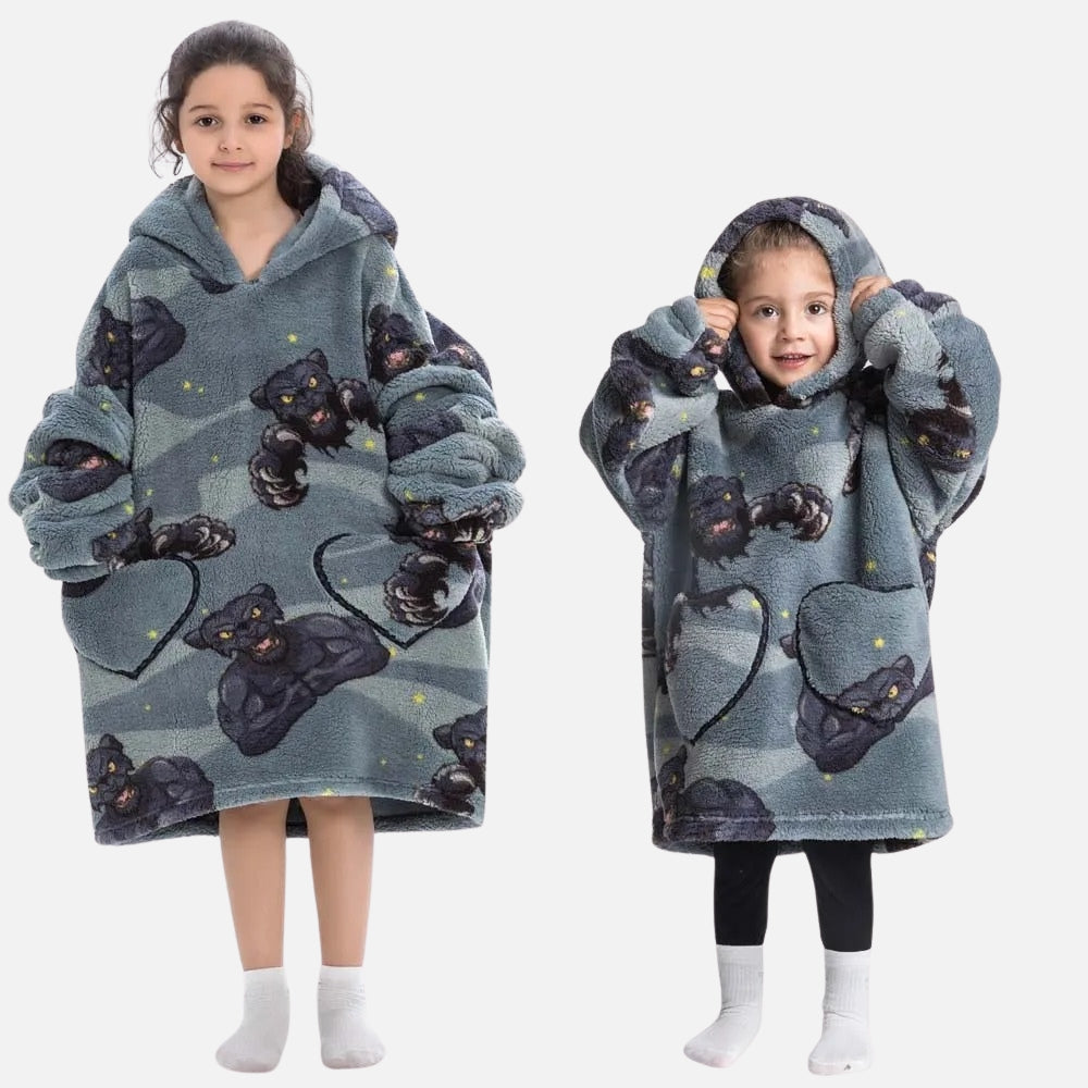 Deux enfants portent un poncho polaire gris capuche avec panthères noires et poches