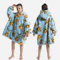 Enfant portant poncho polaire bleu capuche pizza, vue avant arrière, poche ventrale