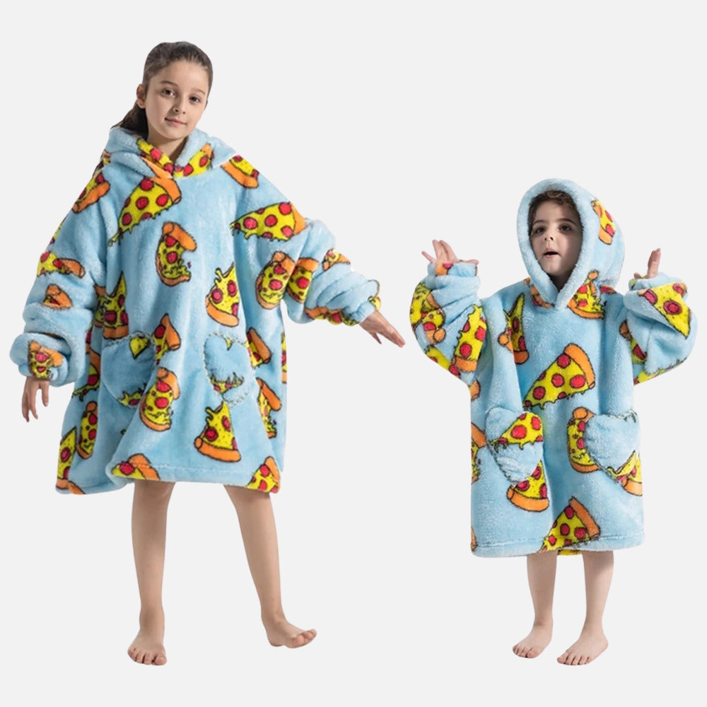 Deux enfants portent un poncho polaire bleu avec motif pizza, capuche et poche ventrale