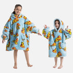 Deux enfants portent un poncho polaire bleu avec motif pizza, capuche et poche ventrale