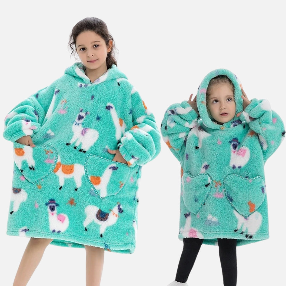 Deux enfants portent un poncho polaire turquoise à capuche avec motif lama coloré et poches