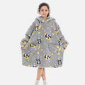 Enfant portant poncho polaire gris capuche panda lune motif jaune poches cœur