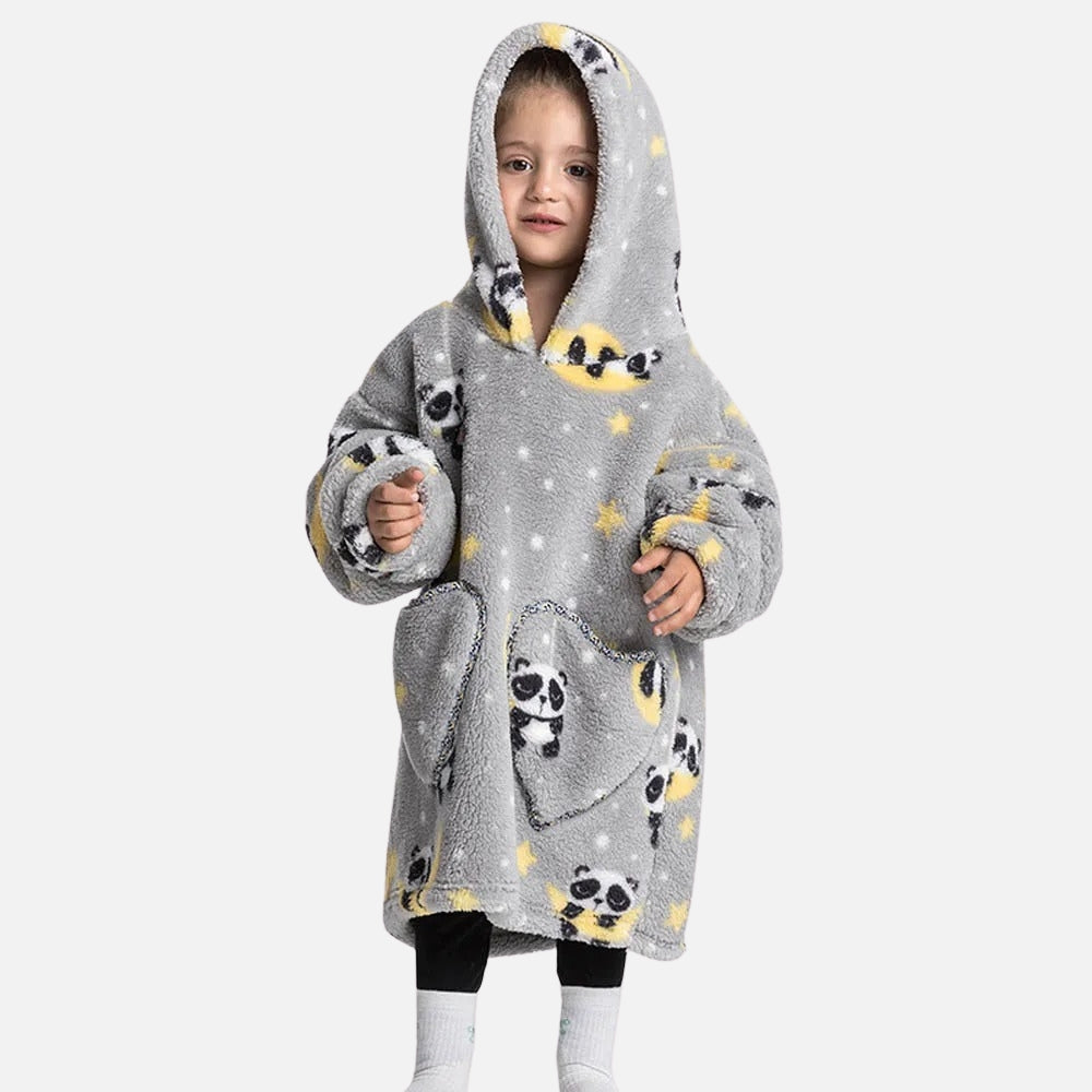 Petite fille portant un poncho polaire gris à capuche avec motif panda et poches cœur