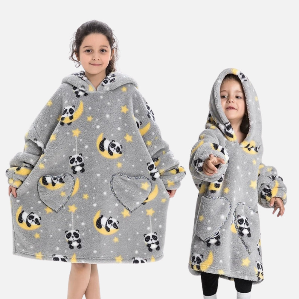 Deux enfants portent un poncho polaire gris à capuche avec motifs pandas et lunes jaunes, poches cœur