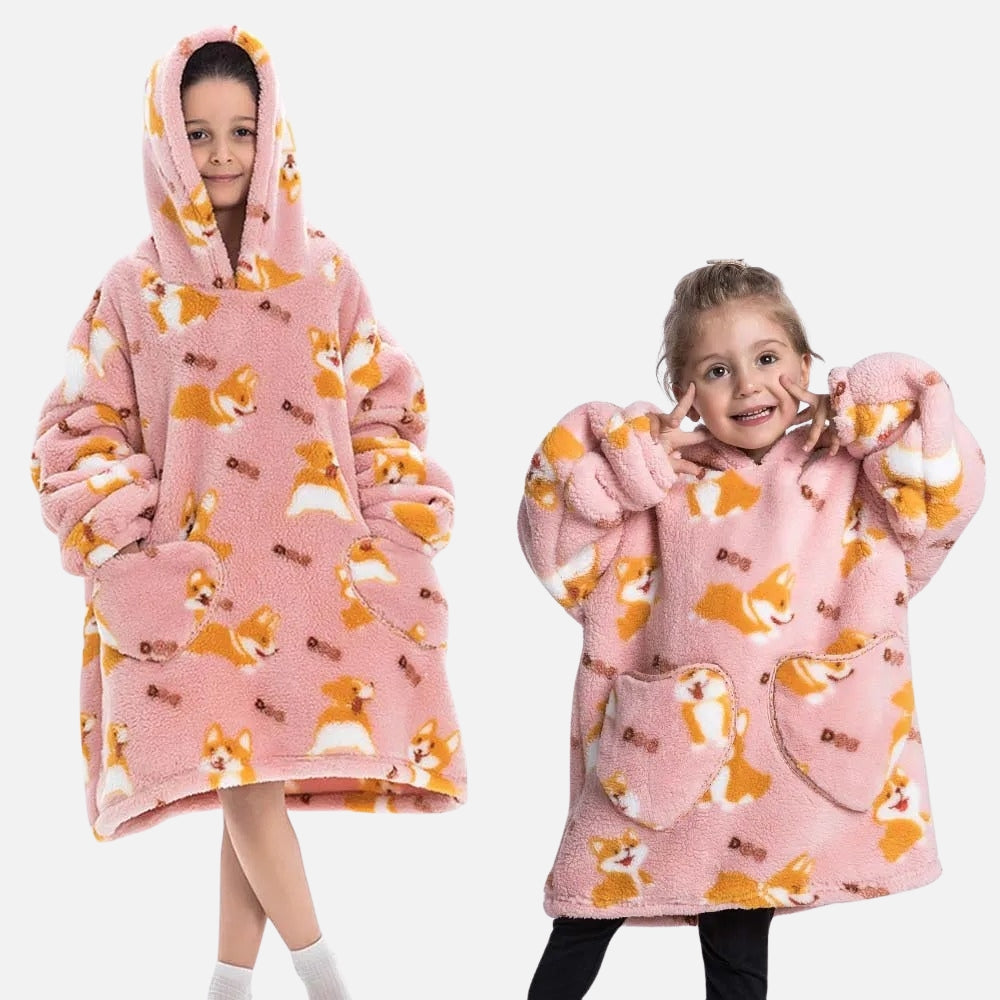 Deux enfants portant un poncho polaire rose avec motif corgi, capuche et poches cœur