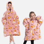 Deux enfants portant un poncho polaire rose avec motif corgi, capuche et poches cœur