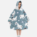 Enfant portant poncho polaire bleu capuche ours blancs cœurs poches