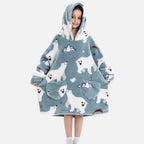 Enfant portant poncho polaire bleu capuche ours blancs cœurs poches