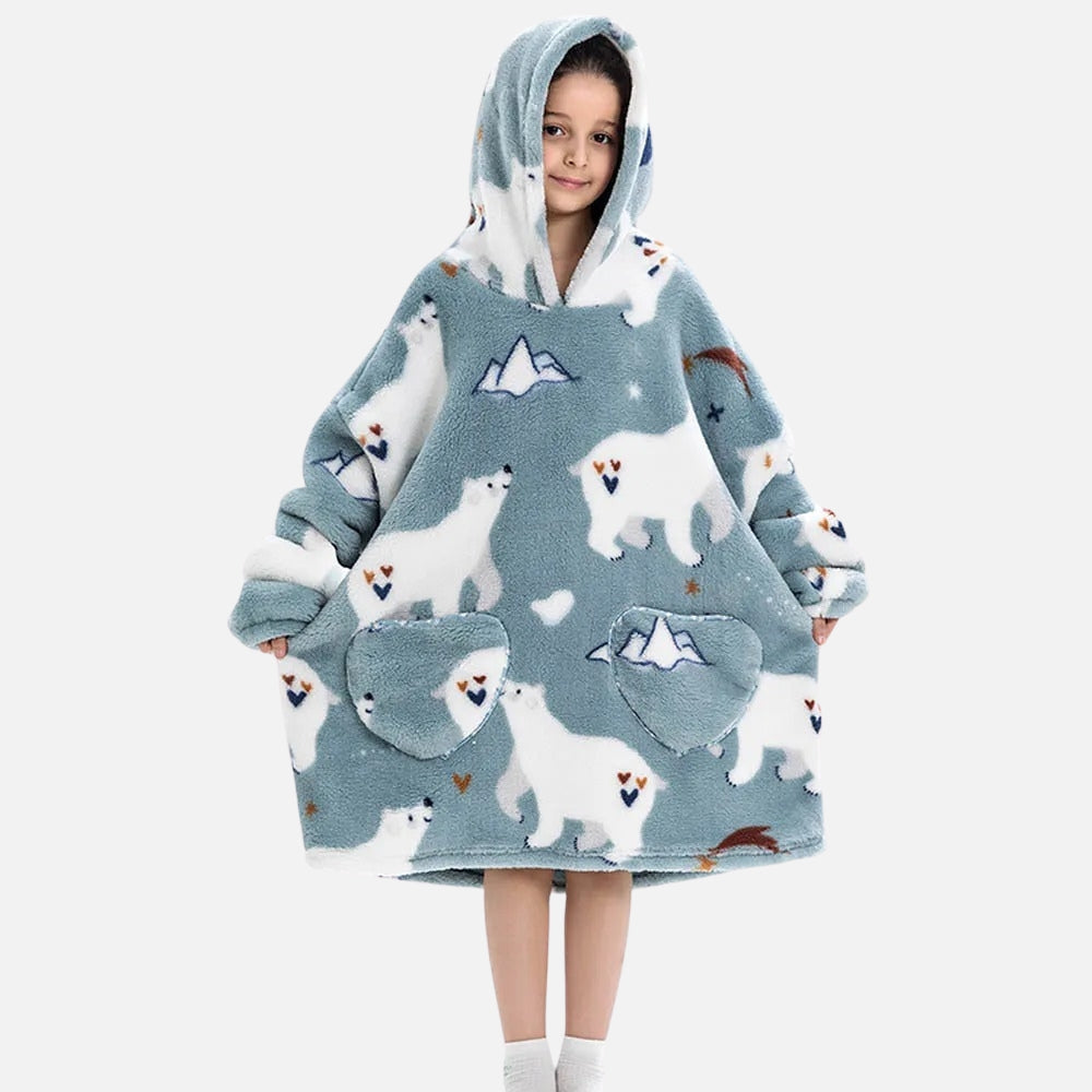 Enfant portant poncho polaire bleu capuche ours blancs cœurs poches