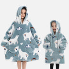 Deux enfants portent un poncho polaire bleu à capuche avec ours blancs et cœurs, poches visibles