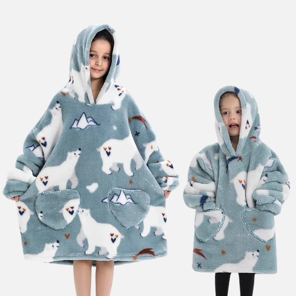 Deux enfants portent un poncho polaire bleu à capuche avec ours blancs et cœurs, poches visibles