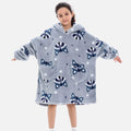 Enfant portant poncho polaire gris capuche motif raton laveur avec poches